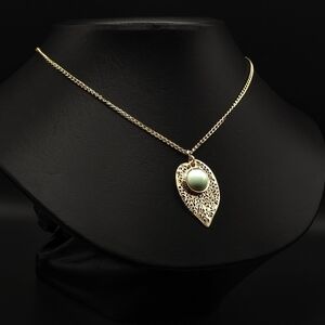 MINIMALIST Leaf and Mint Green Accent Necklace